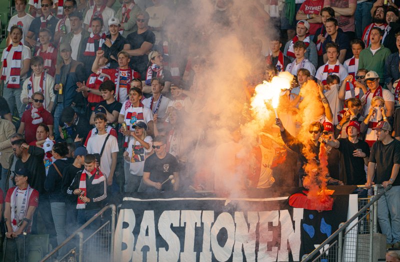 BASTIONEN: Slik så det ut på Bislett da vi tok imot Egersund i fjor. Hvor mange kommer på onsdag? Foto: Lars Opstad.