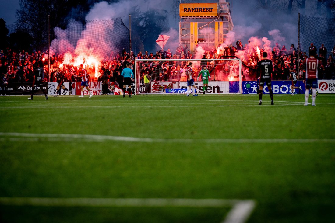 BASTIONEN: Slik så det ut på Bastionen-felt når vi møtte Bryne på KFUM Arena for to uker siden. Verdens beste supportere skuffer ikke i morgen med et utsolgt felt bak mål. Foto: Lars Opstad.