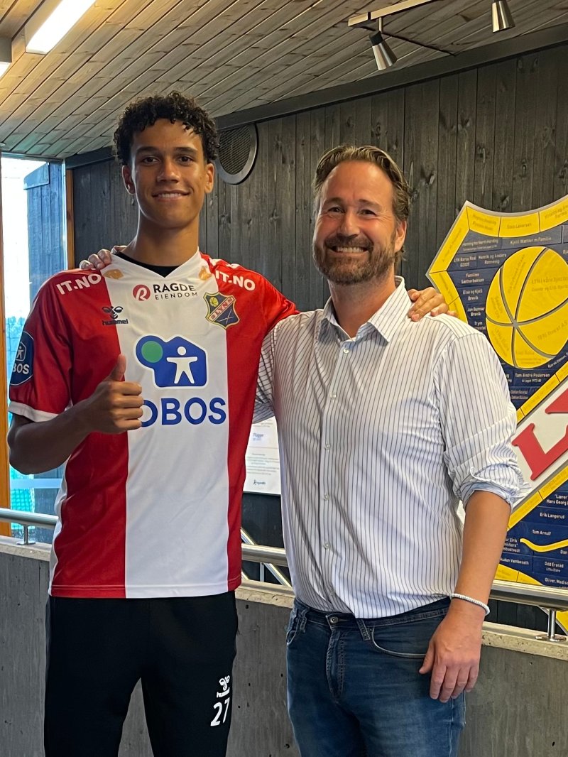 Isaac Barnett og sportslig leder Glenn Hartmann etter signeringen.