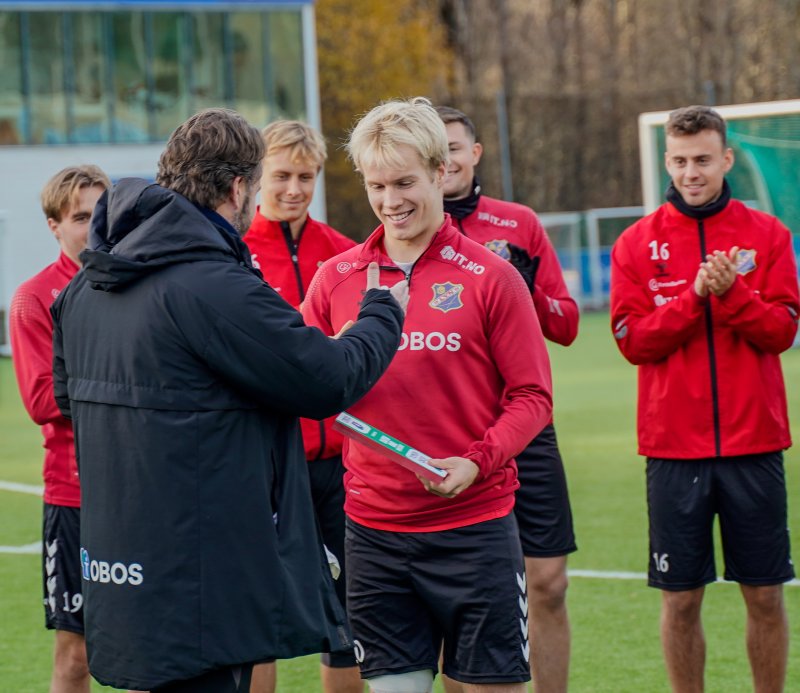 Jacob Hanstad fikk trofeet overlevert av Glenn Hartmann før torsdagens trening.