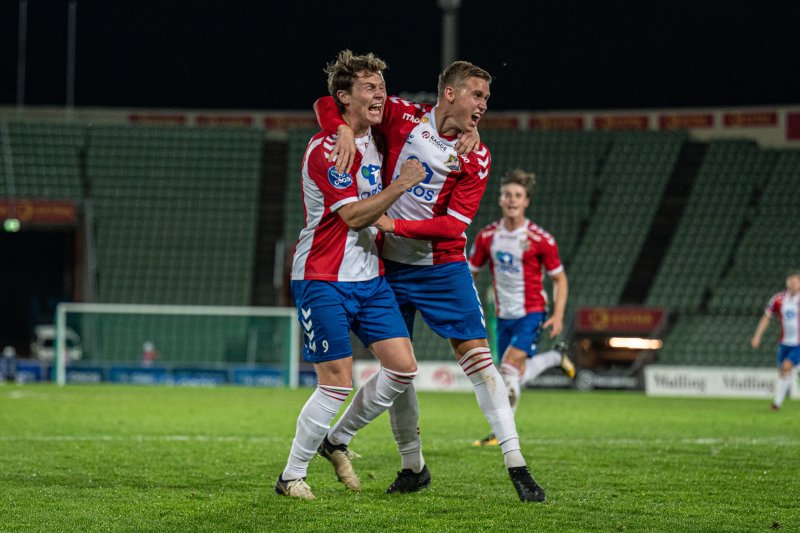 JUBEL: Anders Bjørntvedt Olsen og Andreas Hellum etter sistnevntes matchvinner-scoring. Foto: Lars Opstad