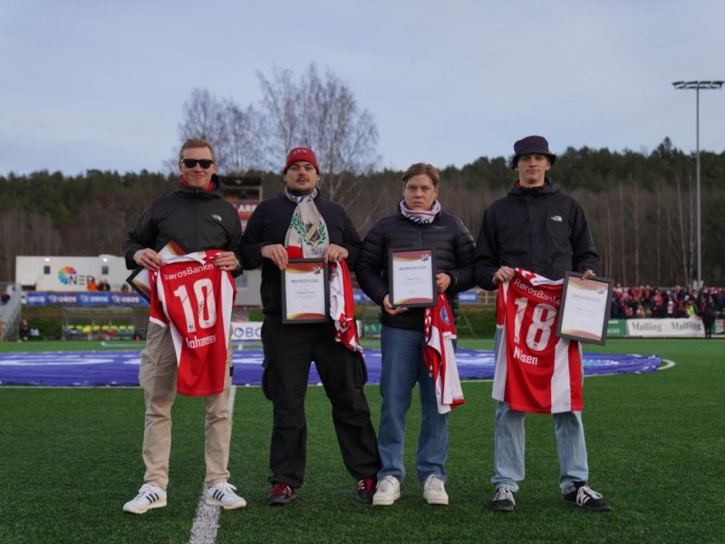 REKKA: Disse fire guttene var på 30/30 kamper i OBOS-Ligaen 2024. Det ble belønnet med signert drakt og diplom! Foto: Nicholas Noreng