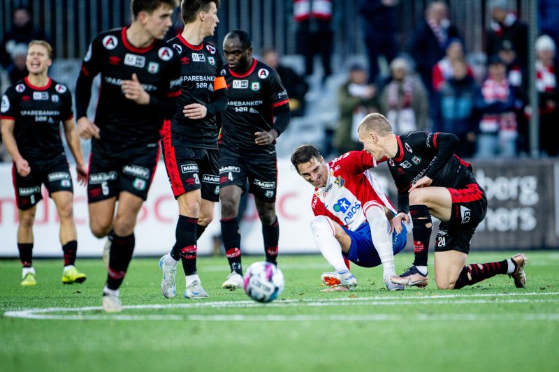 SMIL: Omringet av Bryne-spillere lusker et lite sørlandssmil, og Mathias Johansen har all grunn til å smile. To viktige mål på to kamper har det blitt på vår nummer 10. Foto: Lars Opstad.