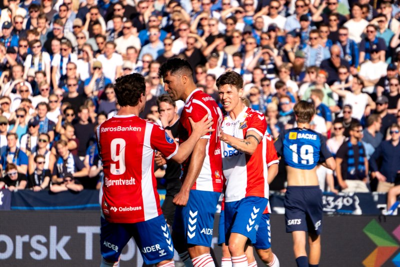 OMRINGET: Ibba omfanget av Bjørntvedt Olsen og Bydal etter 1-0 scoringen mot Stabæk 16. mai. Foto: Lars Opstad