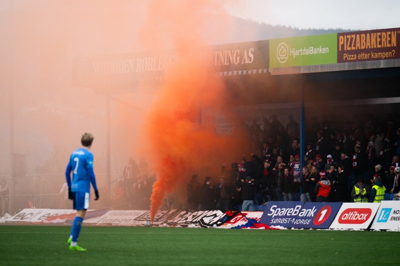 Alexander Rønning Olsen skuer bort på Bastionen under oppgjøret mellom Lyn og Notodden i fjor. Kanskje var det her han innså at han ville bli Lyn-spiller? Foto: Lars Opstad.