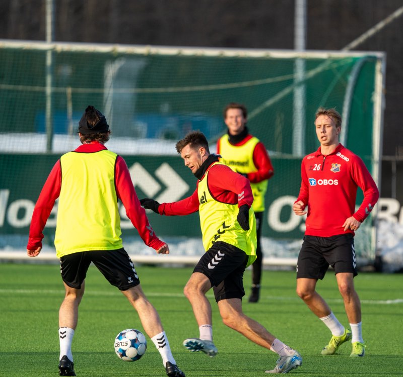 Vestfoldsbataljonen er selvfølgelig på trening. Herman Solberg Nilsen, Ole Breistøl og Anders Bjørntvedt Olsen i bakgrunn.