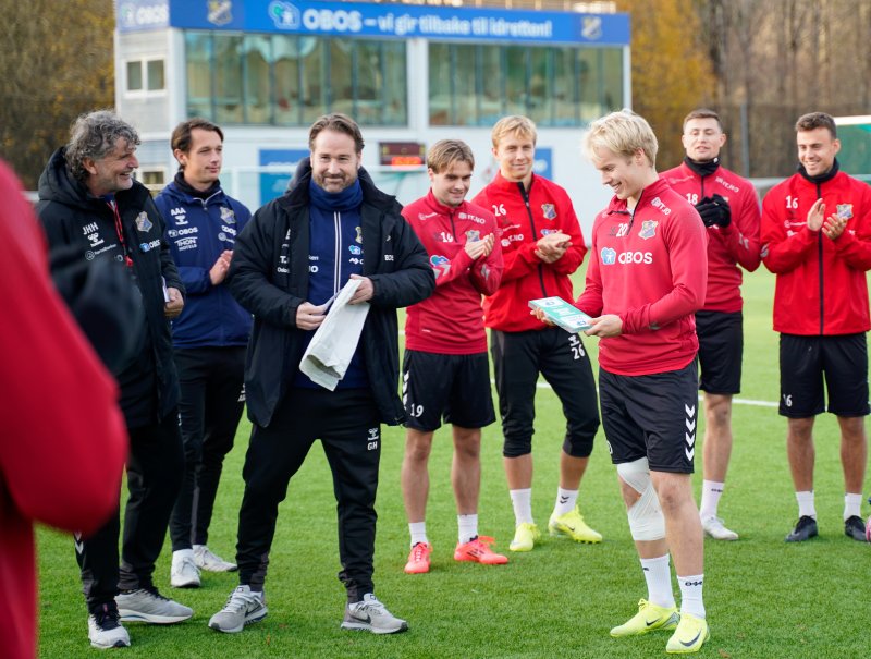 Glenn Hartmann overrekker Jacob Hanstad prisen for månedens unge spiller i OBOS-Ligaen for oktober.